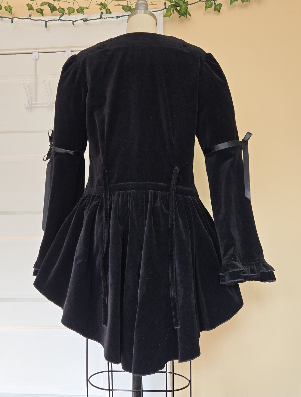 Shrine of Hollywood black velvet goth steampunk tailcoat bell sleeve peplum - Picture 13 of 16